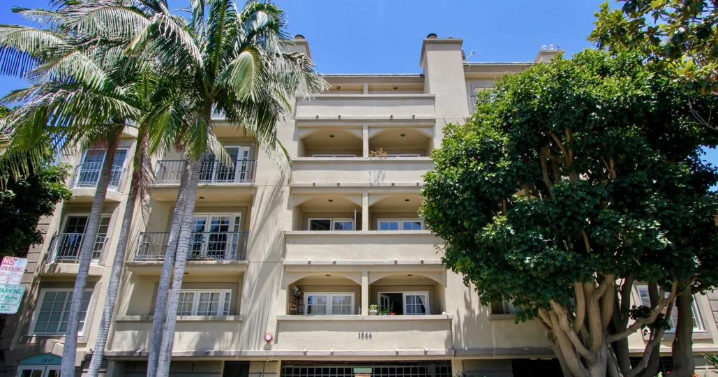A APARTMENT IS KINNARD VILLAGE IT IS WONDERFUL AND NICE COLOUR AND TREES
