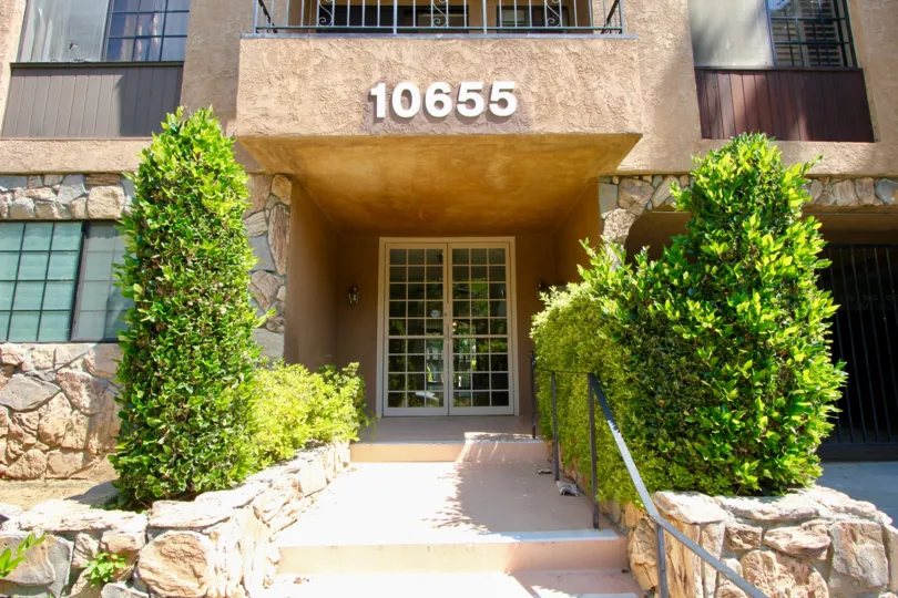 A builing in kinnard villas of westwood that has the beautiful entrance.