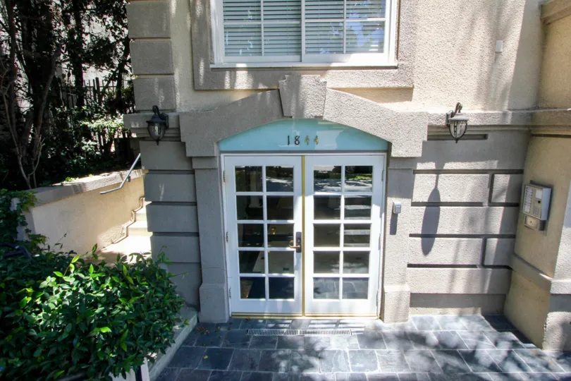 THE BUILDING IS KINNARD VILLAS IT IS VERY NICE AND WONDERFUL BUILDING