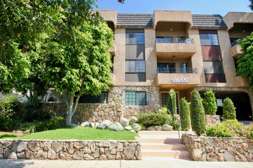 Kinnard Villas, westwood, California is A beautiful sky high well construct building which have ancient looking stones with light brown colour and shiny bright glass windows. Black grill balcony enhance its beauty hundred times more. A sunny bright day gi