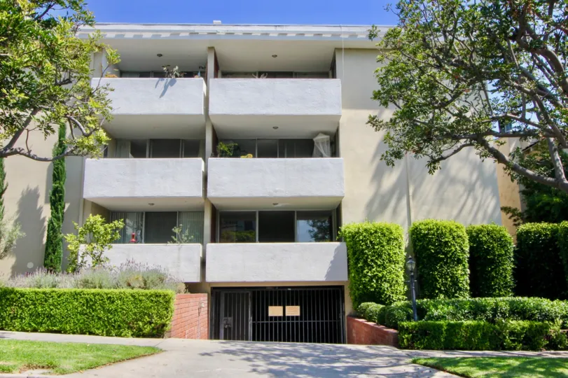 THE BUILDING IS KINNARD WESTWOOD IT IS NICE COLOUR AND PERFECT LOCATION