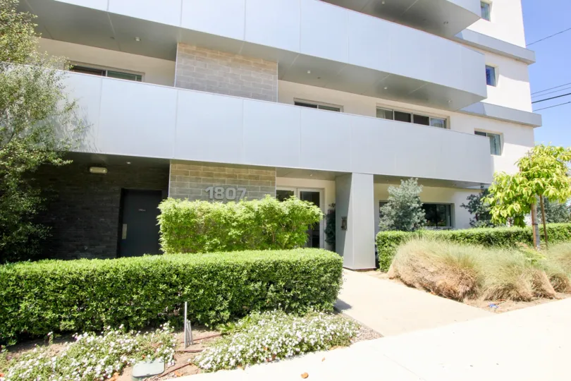 a sunny climate with super garden and it also has an nice entrance