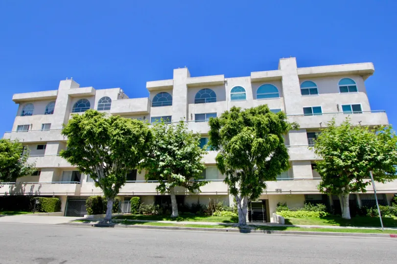 MIDVALE COURT IS THE APARTMENT OF THE VERY NATURAL AND BEAUTY FUL PLACE.