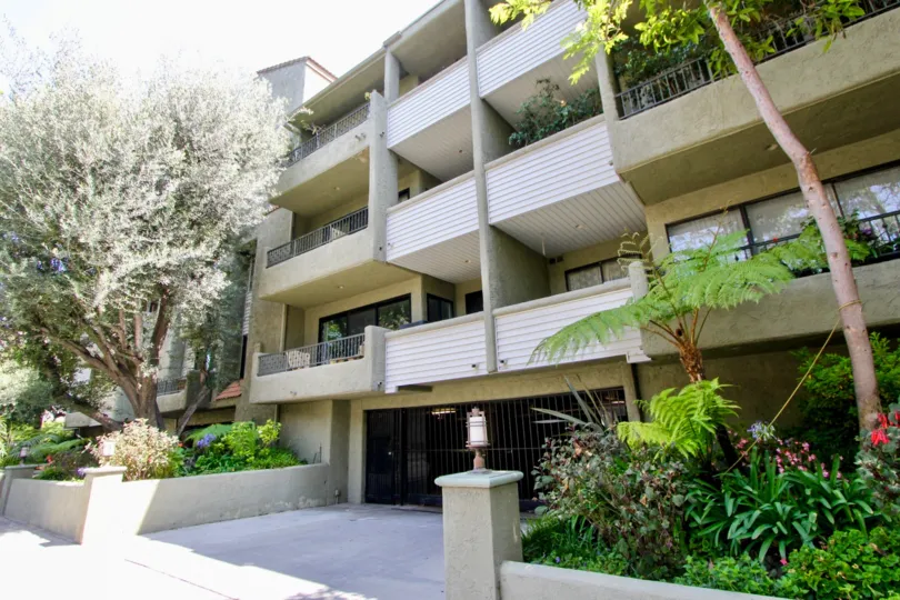 A APARTMENT IS PARK BENTLEY IT SI VERY LARGE AND WONDERFUL