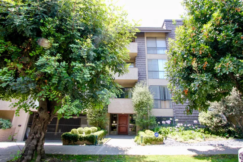 Apartment for rent in quiet complex in Westwood CA. Move in immediately.
