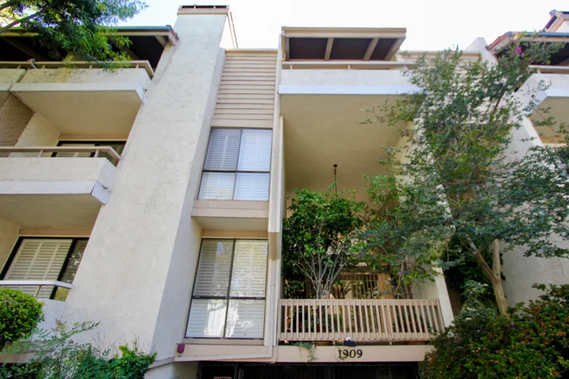 A APARTMENT IS VERY LARGE AND WONDERFUL WINDOWS, PERFECT OUTSIDE VIEW