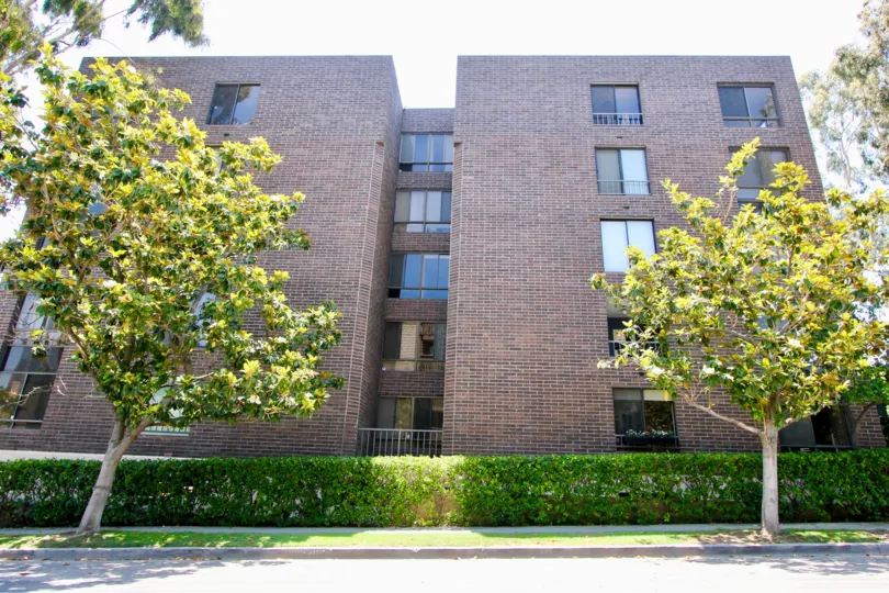 Building with4 floors of apartments in Rancho Glen East community