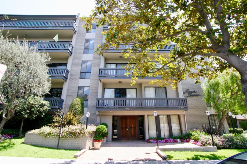 The gorguess community of Rancho Lencrest is a 4 story luxurious apartment