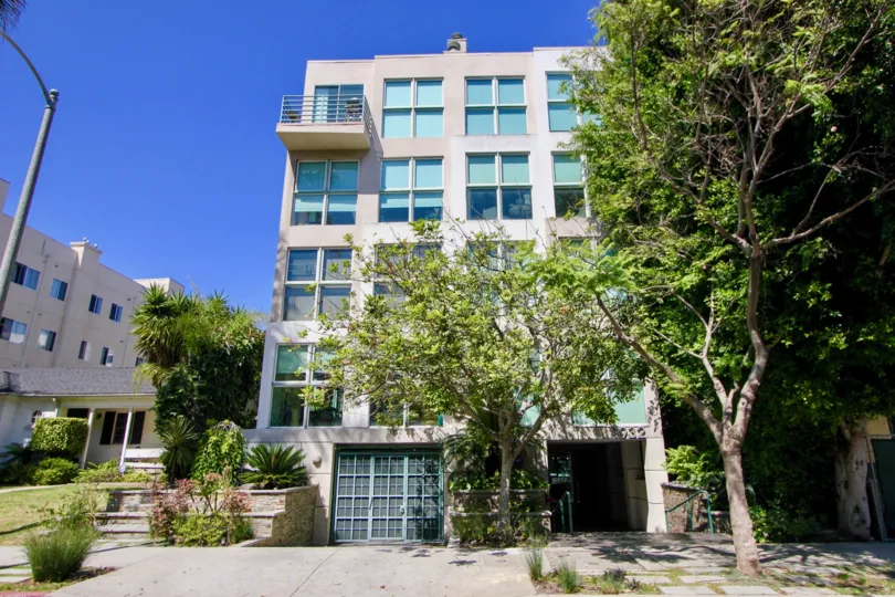 an amazing view of the 4 floors building of Selby Place, Westwood, california