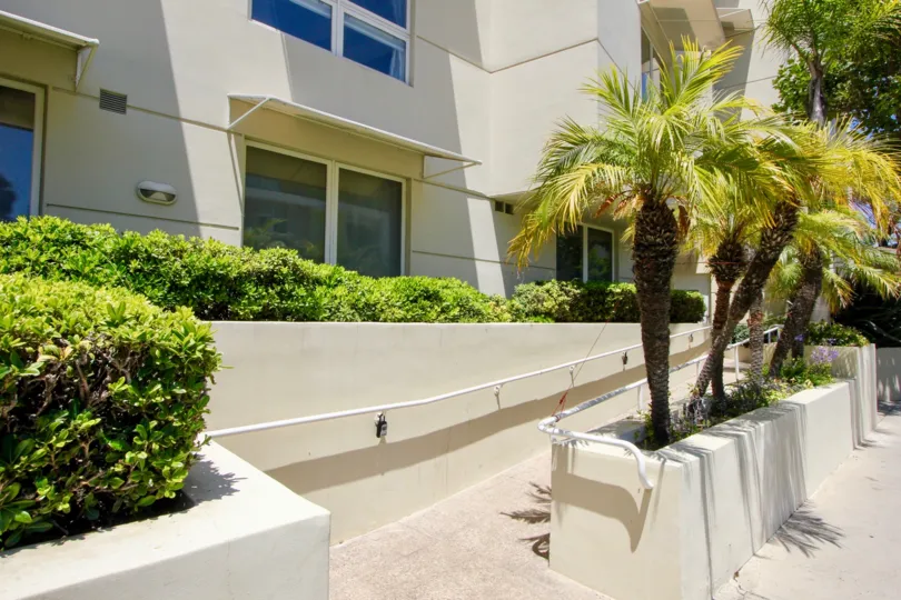Tripping. com, rated 9. 6 out of 10 based on 50 user reviews, is the best place to search, compare, and book the perfect vacation rental for your next trip. Luxury condos in major cities, furnished beach houses, ski cabins and the widest variety of unique