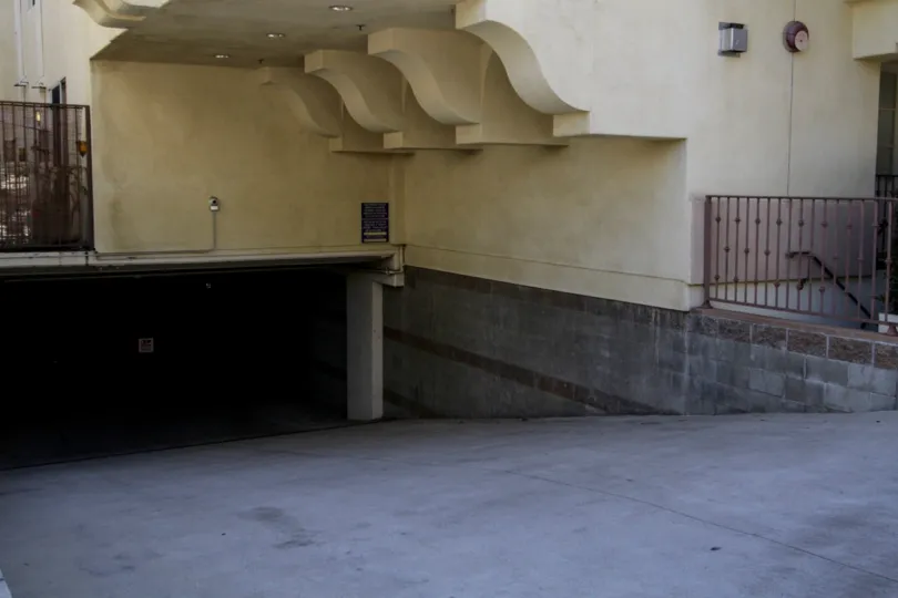 The drive down into the parking at the Regency at Veteran