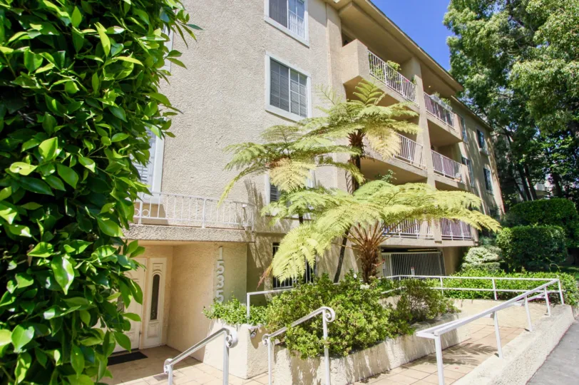 THIS ONE RESTAURENT ALL FACILITIES ARRIVED HERE PARK BENTLEY WESTWOOD CALIFORNIA
