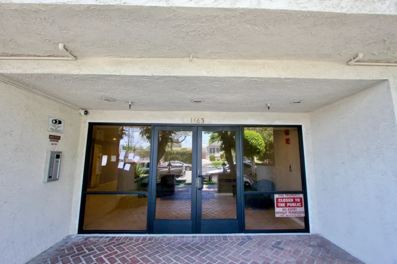 A sunny day in the Westwood Oaks with beautiful apartment and big tree infrond of apartment.