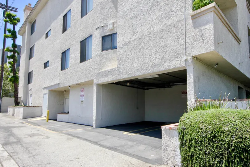 Palatial walls of Westwood Oaks, Westwood, california