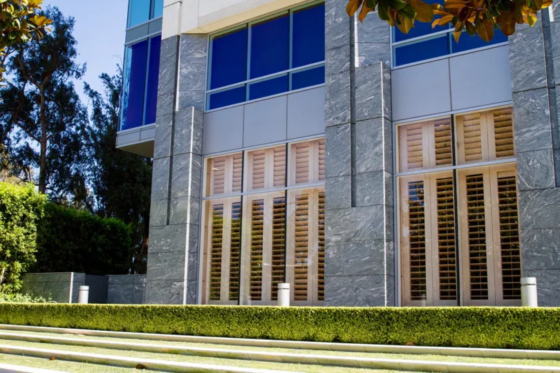 The entryway into the Wilshire Lencrest