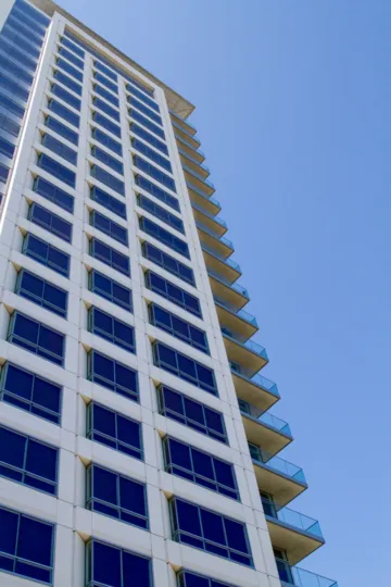 The name of the Wilshire Lencrest on the building