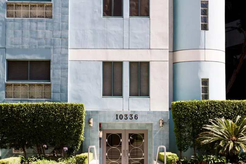 The entrance into the Wilshire Lencrest in Westwood