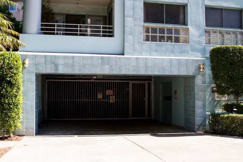 The entryway into the Wilshire Lencrest