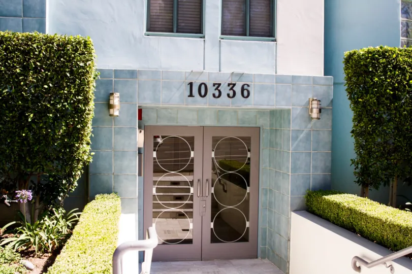 The name of the Wilshire Lencrest on the building