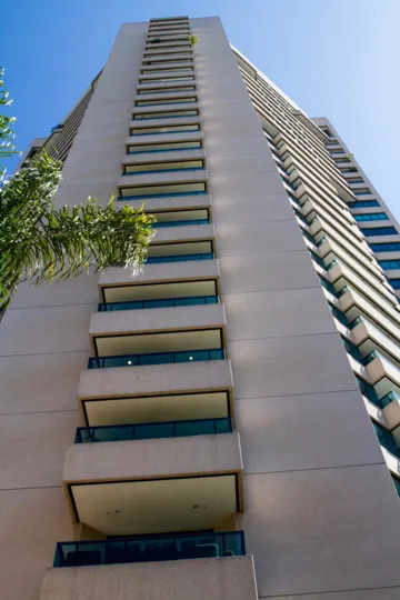 The entryway into the Wilshire Lencrest