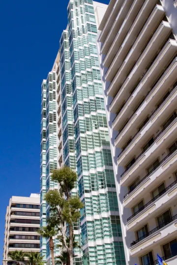 The entrance into the Wilshire Lencrest in Westwood