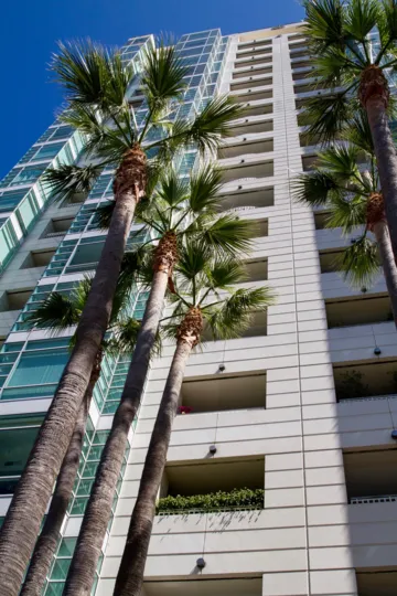 The entryway into the Wilshire Lencrest