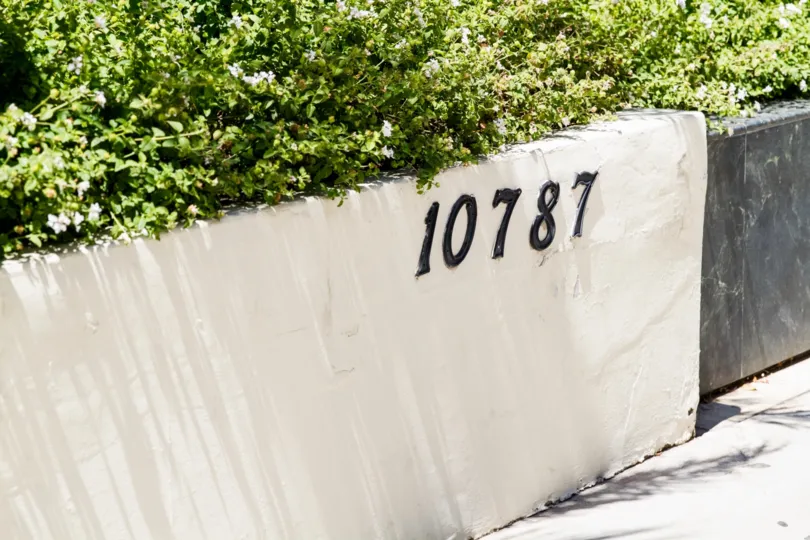 The entrance into the Wilshire Lencrest in Westwood