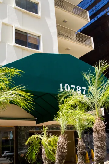 The landscaping at the Wilshire Lencrest in Westwood