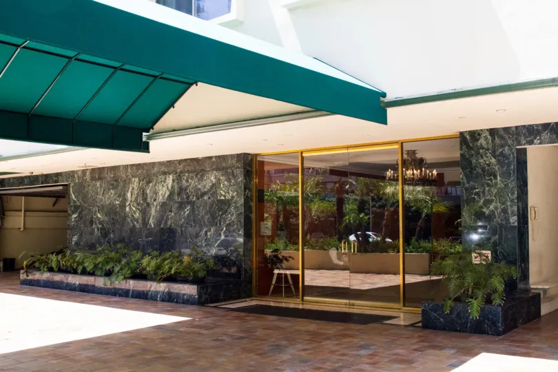 The entryway into the Wilshire Lencrest