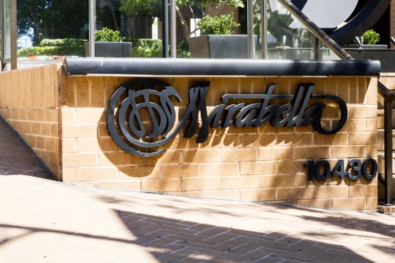 The entrance into the Wilshire Lencrest in Westwood