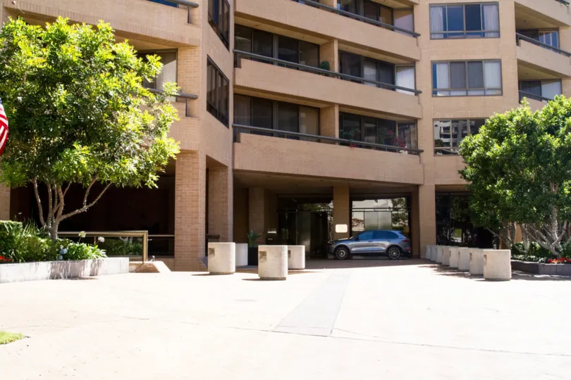 The entryway into the Wilshire Lencrest