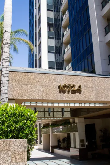 The entryway into the Wilshire Lencrest