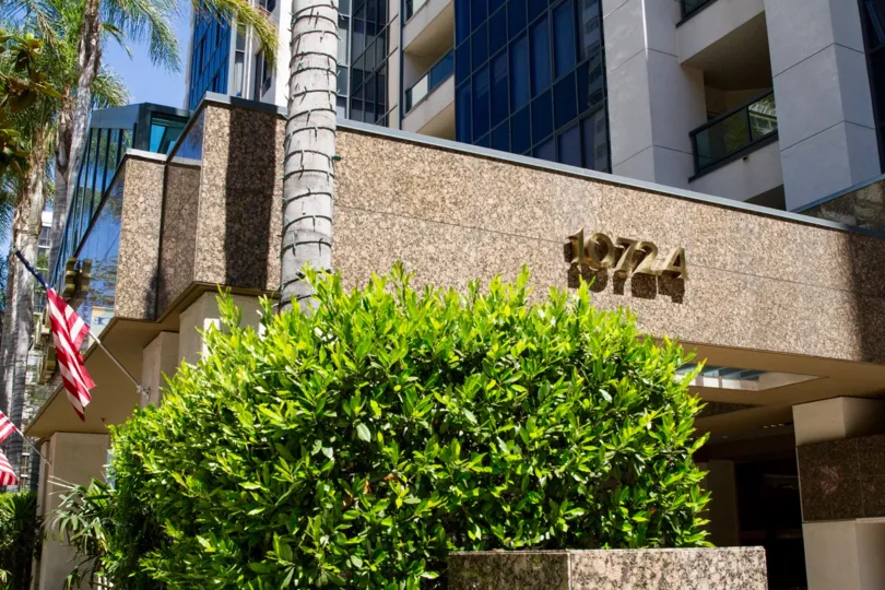 The name of the Wilshire Lencrest on the building