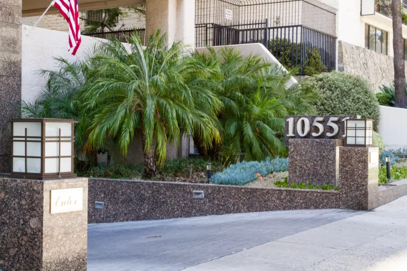 The entrance into the Wilshire Lencrest in Westwood