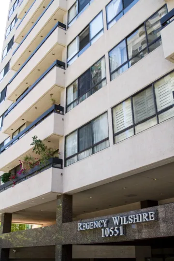 The entryway into the Wilshire Lencrest