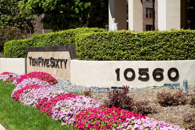 The entrance into the Wilshire Lencrest in Westwood