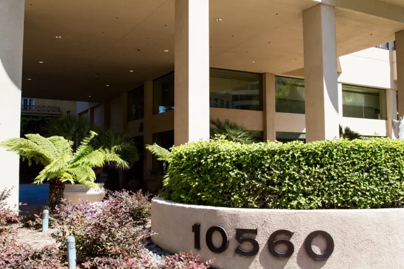 The entryway into the Wilshire Lencrest