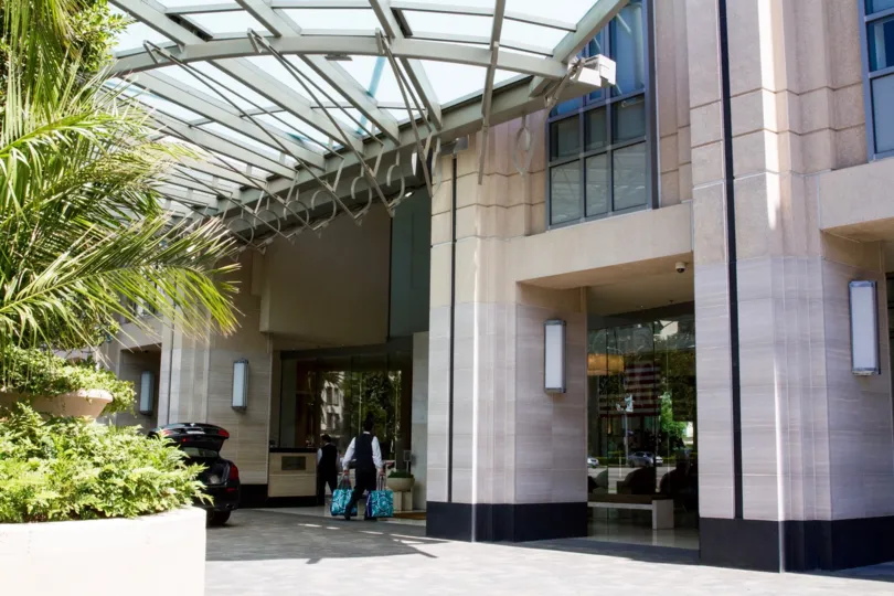 The entryway into the Wilshire Lencrest