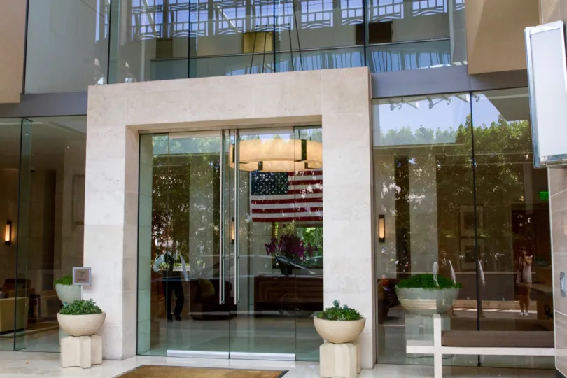 The name of the Wilshire Lencrest on the building