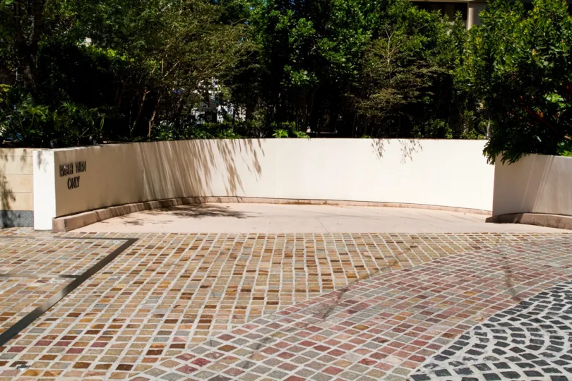 The entryway into the Wilshire Lencrest