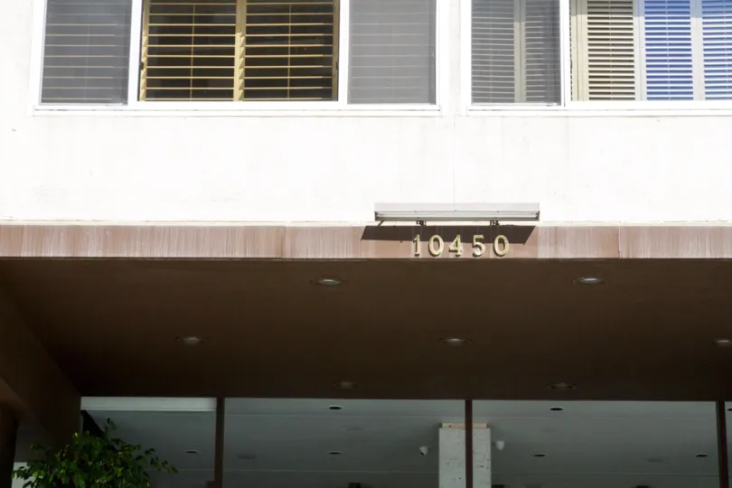 The entrance into the Wilshire Lencrest in Westwood