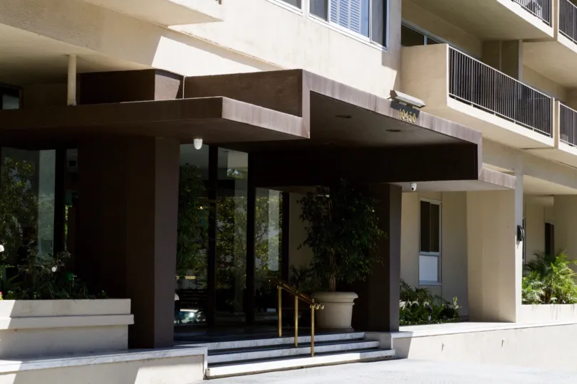 The landscaping at the Wilshire Lencrest in Westwood