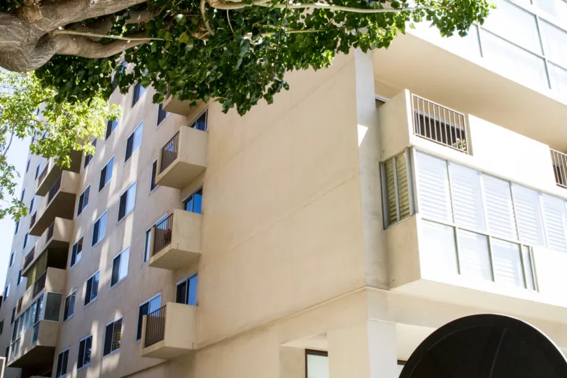 The entryway into the Wilshire Lencrest