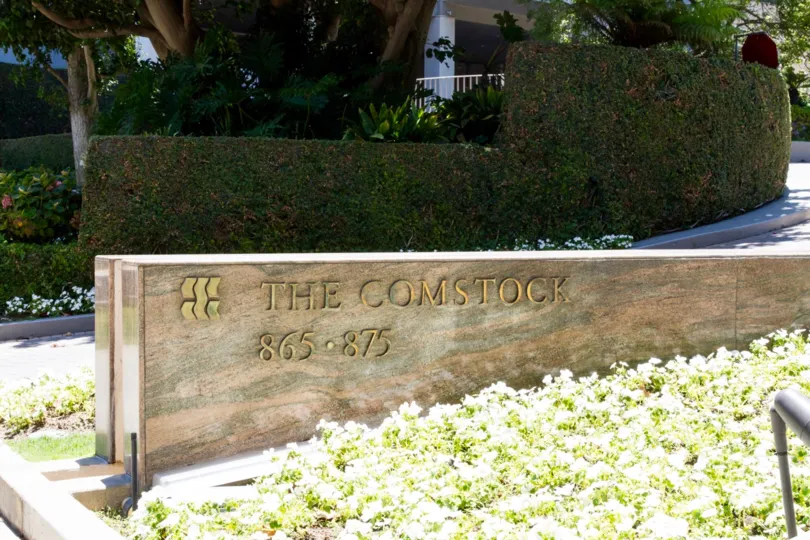 The entrance into the Wilshire Lencrest in Westwood