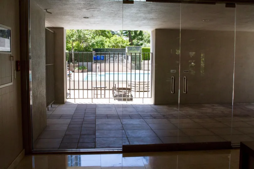 The entryway into the Wilshire Lencrest