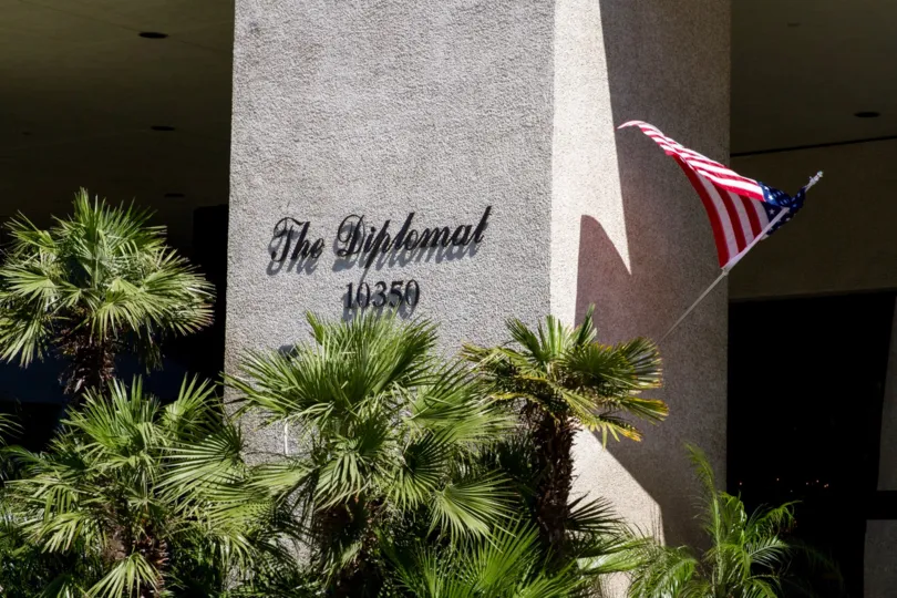 The entrance into the Wilshire Lencrest in Westwood