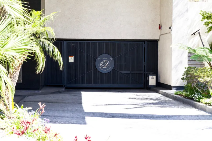 The entryway into the Wilshire Lencrest
