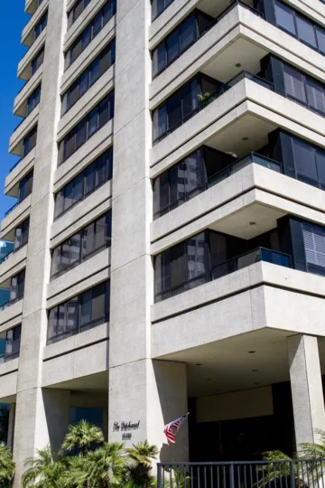The name of the Wilshire Lencrest on the building