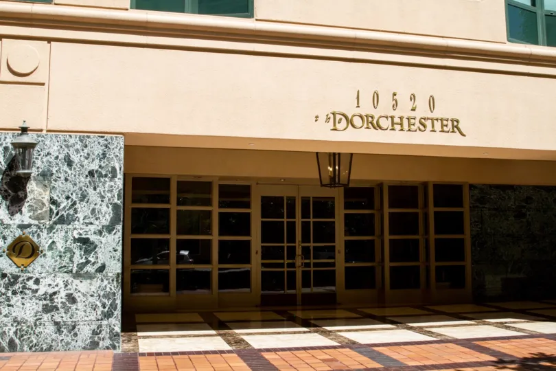 The entryway into the Wilshire Lencrest