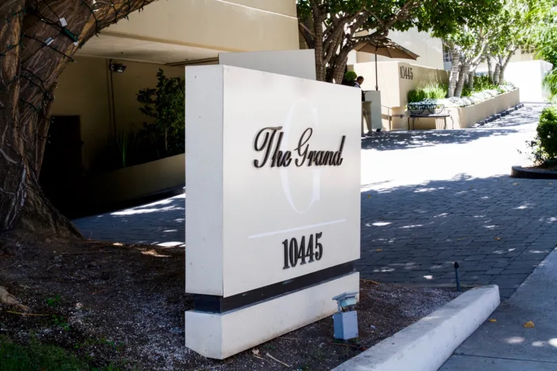 The entrance into the Wilshire Lencrest in Westwood